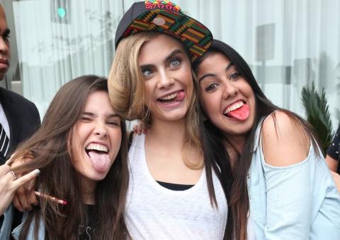 Carismática, top britânica Cara Delevingne faz a alegria dos fãs brasileiros